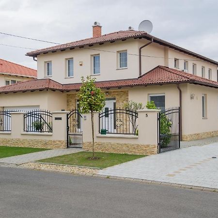 Aura Apartman Хайдусобосло Экстерьер фото